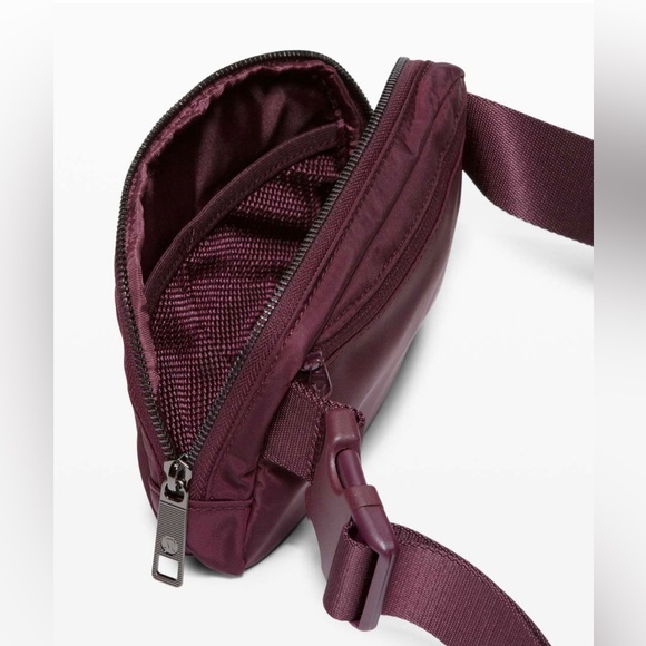 NWT Lululemon Everywhere Belt Bag Wine - Picture 8 of 9